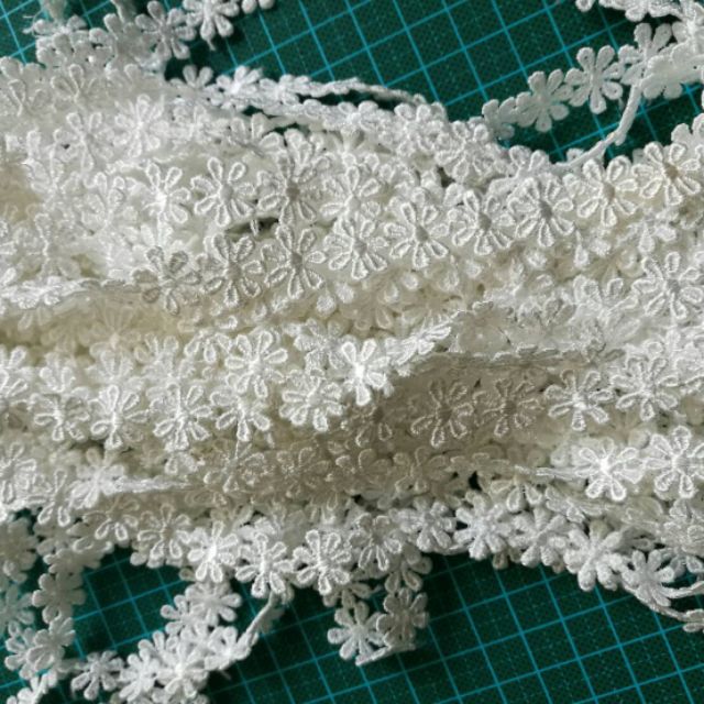 ลูกไม้ กว้าง 1.3-1.4cm  ยาว15หลา/พวง  ราคาต่อพวง 165