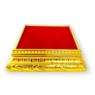 ฐานพระ ฐานกำมะหยี่สีแดง กรอบไม้สีทอง ฐานล่างขนาด 10x10 ซม. ขอบบน 8x8 ซม.