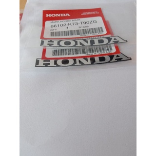 86102-K73-T90ZGสัญลักษณ์HONDAแท้ สีเทาพื้นดำขนาด80มม.ติดบังลมหน้าเวฟ125iรุ่นLEDปี2019-21,2ชิ้น