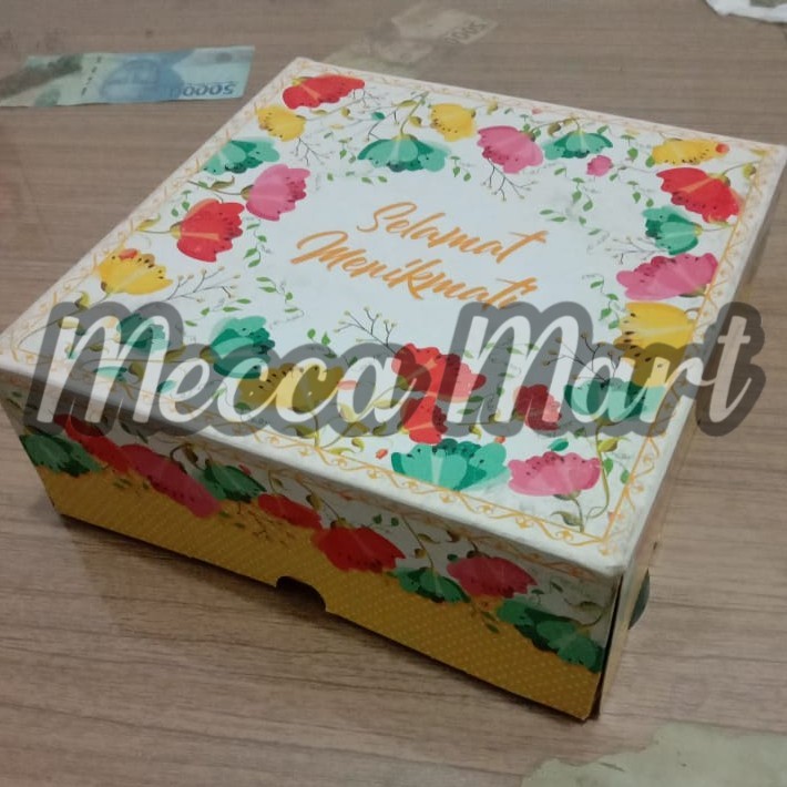 (OKEY กระดาษแข็งพับ) Flower Motif Snack Box Uk. 18 x 18 x 7