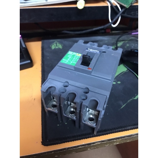 สวิตซ์ตัดตอน 3P 6A SQUARE D รุ่น EZC100H3060T สีดำ