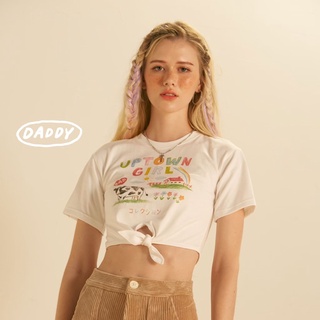 DADDY | UPTOWN GIRL CROP TOP เสื้อครอปท็อปผูกเอว สกรีนน่ารัก สีขาว