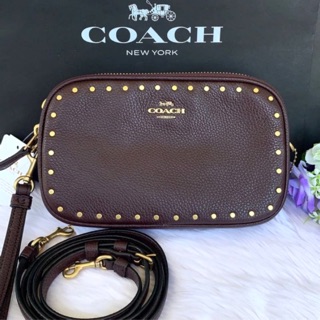 (ผ่อน0%) กระเป๋า สะพายข้าง หนังแท้สีน้ำตาล กระเป๋า COACH Crossbody Clutch with Rivets In Polishes Pebble Lather F31795