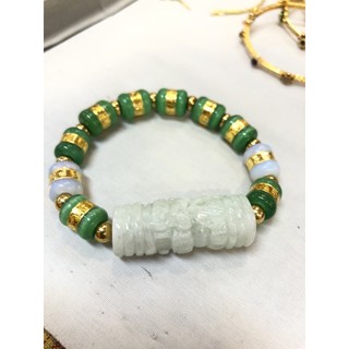 ข้อมือหยกแท้แกะลายเนื้อเทียนคั่นเม็ดหยกเขียวและหยกขาว