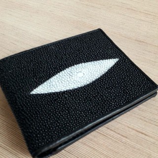 stingray wallet ขายส่งมีหลายสีกระเป๋าสตางค์ชายเกรดAหนังปลากระเบนแท้100%กระเป๋าใบสั้นพับสั้นใส่ช่องใส่เหรียญรูปภาพ