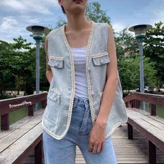 เบรเซอร์แขนกุด ทรงclassic slim ผ้าทวีต แต่งกุ๊นขอบเชือกถัก รอบชายเสื้อ มีกระเป๋าคู่ล่าง  จัดไปเลยจ้าพี่จ๋า