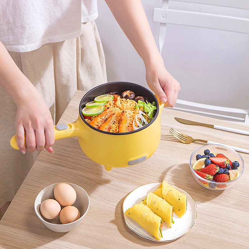 Little bear electric hot pot, fried eggs, vegetables, instant noodle