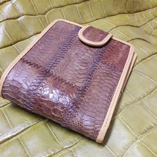 กระเป๋าสตางค์งูทะเล  sea snake  wallet  beige color