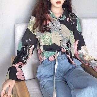 เสื้อเชิ้ตกราฟฟิกลายดอกไม้