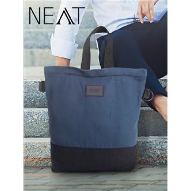 NEAT กระเป๋าสะพายข้าง : สีน้ำเงิน