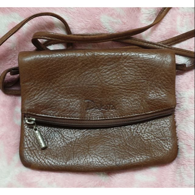 กระเป๋าสะพายหนังแท้แบรนด์ Dakota