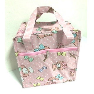 MY MELODY  P  กระเป๋าเก็บอุณหภูมิ มีช่องซิปด้านหน้า ผ้าร่มกันน้ำ ลาย MY MELODY P  ขนาด 23x14x25 CM งานสวย  BY PMYL SHOP