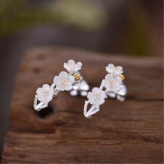 ต่างหูกิ่งซากุระ • Sakura Blossom Earrings