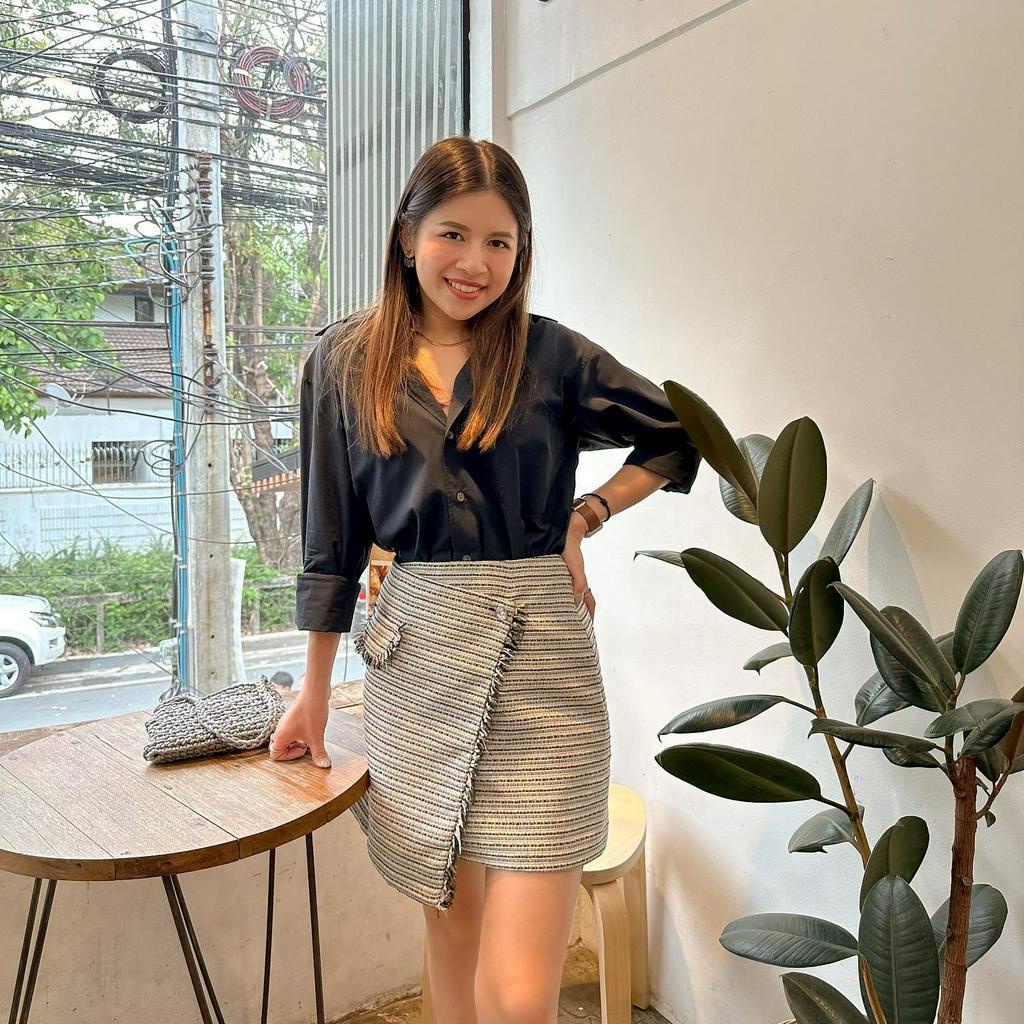 Weftloom Beatrice Skirt กระโปรงป้ายผ้าทวีด กระโปรวทำงาน สีดำขาวลายทาง bw striped