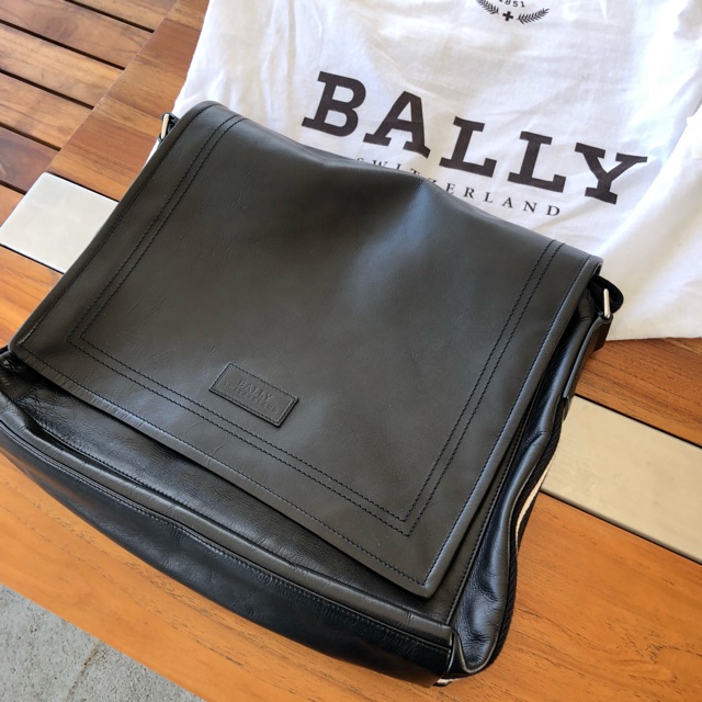 Bally Tepolt leather messenger bag.