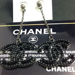 ต่างหูโซ่เงิน Chanel ประดับมุกสีดำ