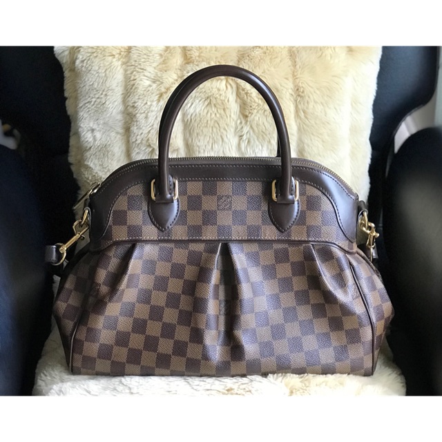 Lv Damier Trevi Pm dc12 สภาพสวยมาก เป็นทรง ใช้งานน้อยมาก ร่องรอยใช้งานน้อย ภายในสะอาดเอี่ยม ราคาดี ข