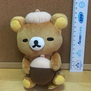 ตุ๊กตา Rilakkuma ถือวอลนัท