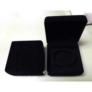 กล่องกำมะหยี่ใส่กำไล สร้อยข้อมือ หรือ นาฬิกา ขนาด 9.2x9.2x4.5cm(code:42กำไล)