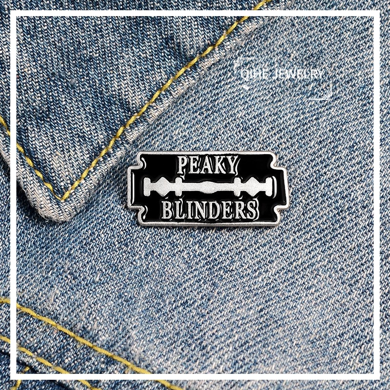 เข็มกลัด รูปใบมีดโกน สีดํา สไตล์พังก์ เลือกลายได้ เครื่องประดับ สําหรับเพื่อน วั