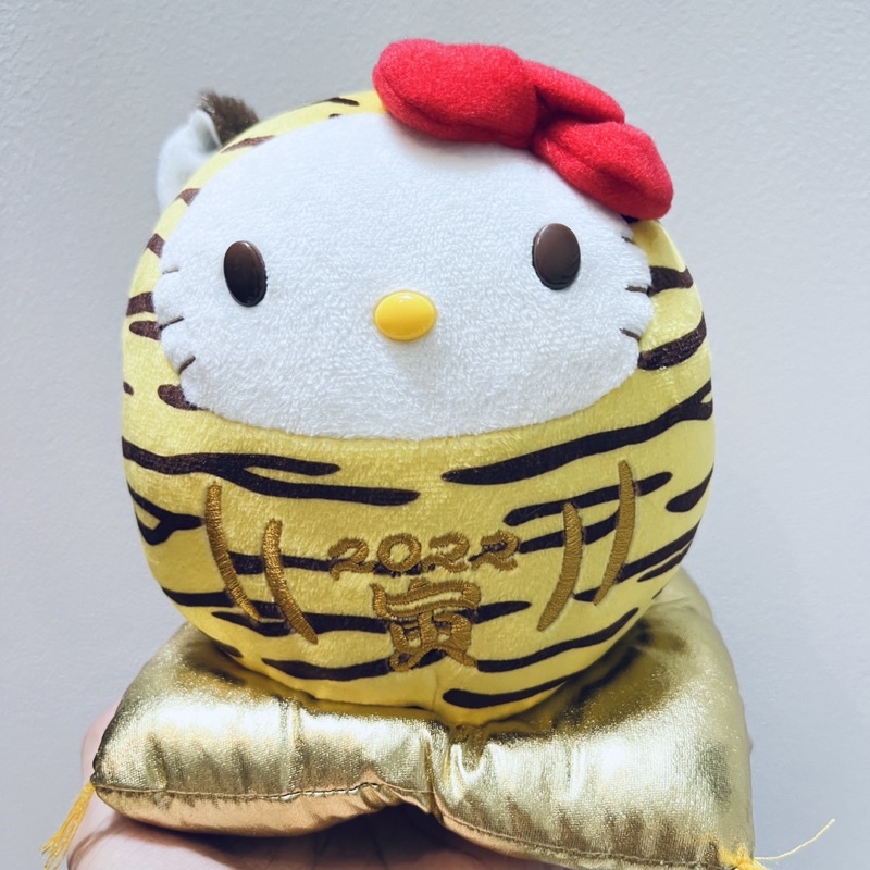 ตุ๊กตา Hello Kitty 2022 Zodiac Daruma Tora Tora Plush Toy Yakult x Sanrio Goods 18ซม. เฮลโหล คิตตี้ 