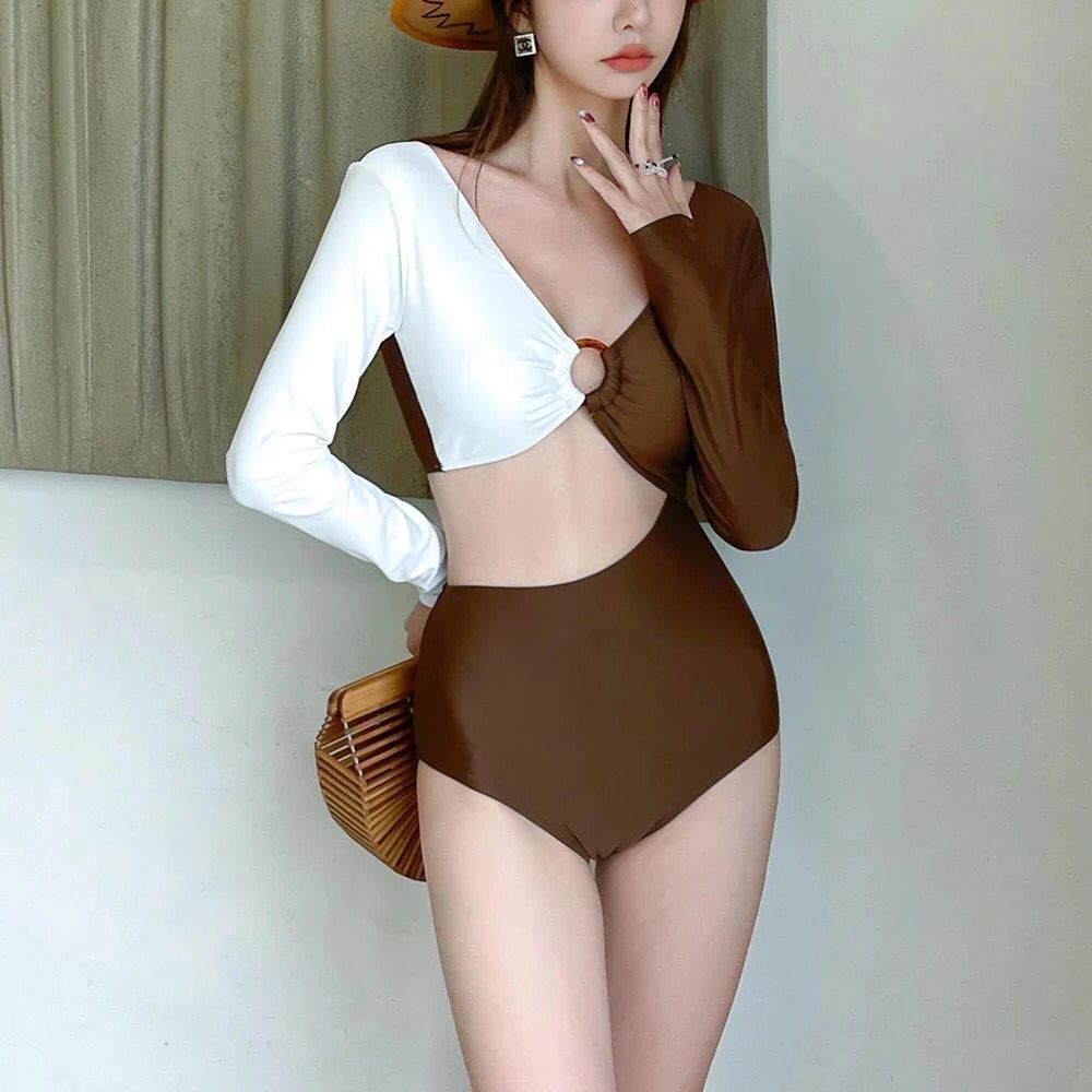 (โปร ) ชุดว่ายน้ำวันพีช แขนยาว ทูโทน สีขาว-น้ำตาล มีบราฟองน้ำ ผ้าแห้งไว เก็บทรงหุ่นสวย