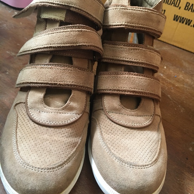 รองเท้า hawkins