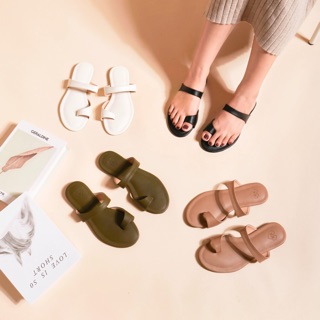 Quint sandals รองเท้าแตะสวมนิ้วโป้ง ทักมาเช็คสินค้าก่อนสั่งน้า