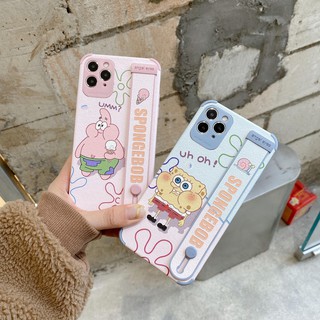 การ์ตูน น่ารัก SpongeBob SquarePants สายรัดข้อมือ เคส iPhone 13 pro max 12 pro max 12 mini11 pro max xr ip 7 plus 8 plus xs max Case ใหม่ คอร์เท็กซ์ นางแบบคู่ เปลือกนิ่ม เคส