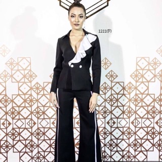 Fashion Set เสื้อสูทแขนยาว แต่งระบายตรงคอสีขาวพริ้วๆ มีกระดุม 2 เม็ด ใส่คู่กางเกงขายาว