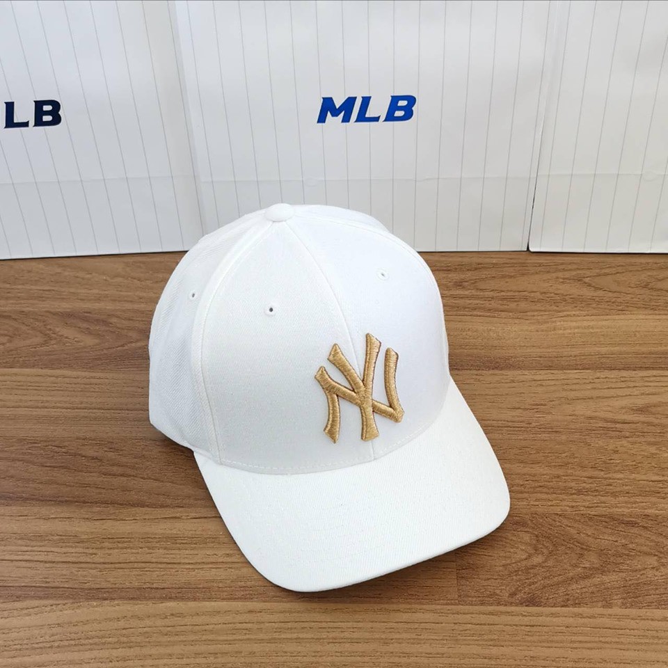 หมวก MLB สีขาว โลโก้ ny สีทอง ⚪🟡