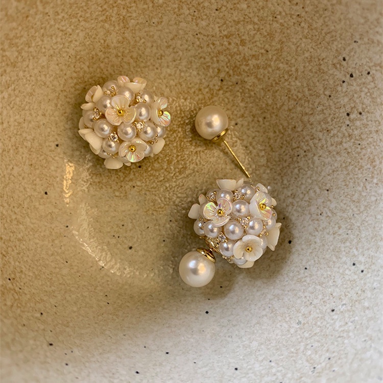 การออกแบบแบบใช้คู่กลีบและมุกต่างหูที่สวยงามด้านหน้าและด้านหลัง