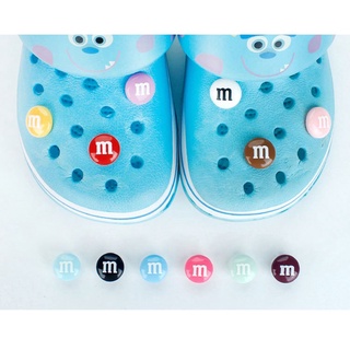 การ์ตูน M M ช็อคโกแลต ถั่ว Jibits Croc Charm Candy Shoe Charms หัวเข็มขัด Crocks Jibbits Pins สําหรับเด็ก รองเท้าเกาหลี เครื่องประดับตกแต่ง