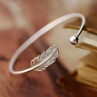 กำไลขนนก • Feather Bangle