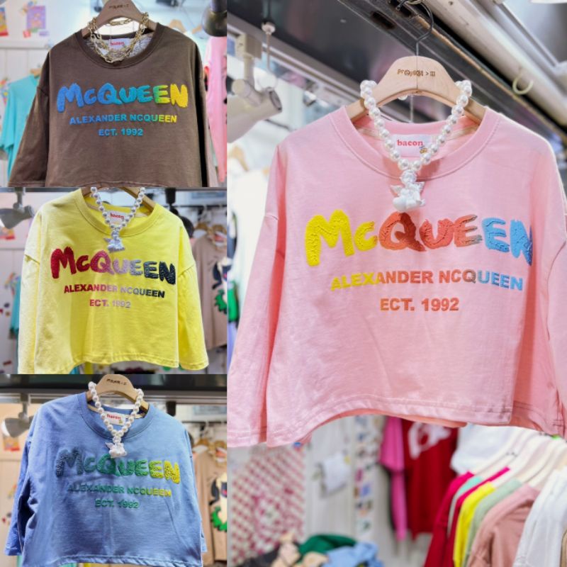 เสื้อครอปสรีนนูนลาย McQueen