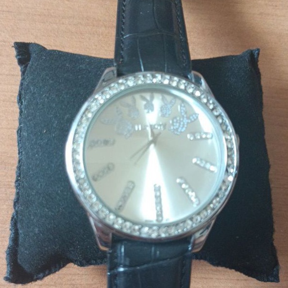 นาฬิกาแบรนด์เนม playboy หน้าปัดสีขาวล้อมเพชร สายหนังสีดำของแท้ 100% มือ2 สภาพสวย