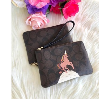 กระเป๋าคล้องมือ ลายยูนิคอร์น สีน้ำตาลเข้ม COACH CORNER ZIP WRISTLET IN SIGNATURE CANVAS c1870