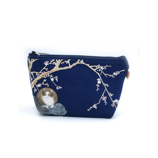 COSMETIC BAG - CAT AND RED PLUM BLOSSOMS (BLUE) กระเป๋าเครื่องสำอางสีน้ำเงิน ลายแมวใต้ต้นบ๊วย