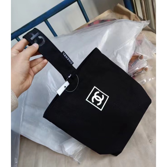 กระเป๋าผ้าcc พร้อมส่ง ไว้ถือ ละคล้องแขน มี 2สี ใส่ของได้เยอะ CC- มีบริการเก็บเงินปลายทาง ขนาด 20*25*6cm