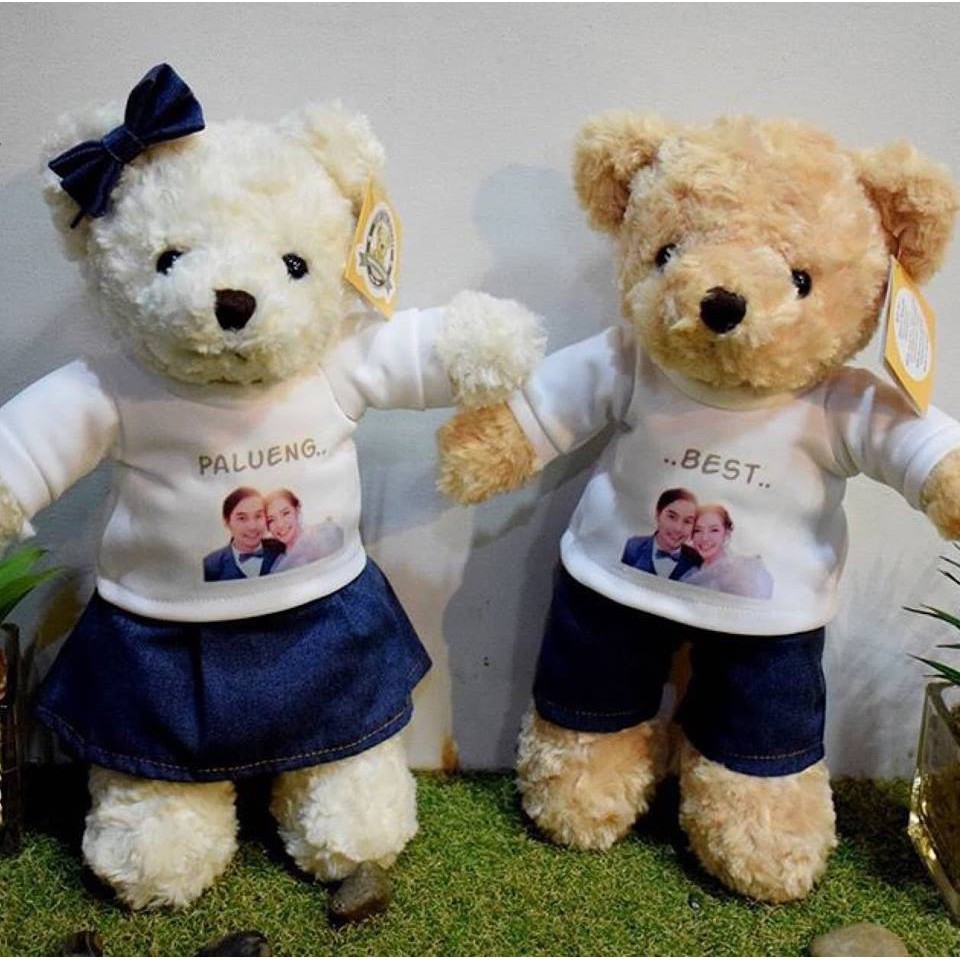 (ส่งฟรีEMS)ตุ๊กตาหมี Teddy Bear ชุดเอี๊ยมกระโปรง กางเกง สกรีนชื่อ (490-590฿)