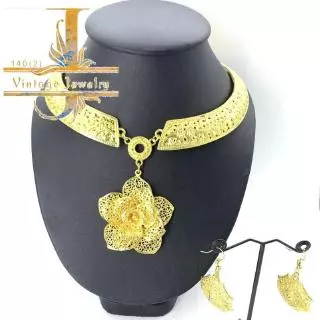 Vintage jewelry สร้อยอีสานชุดล้านนาไทสร้อยเงินต่างหูสีทอง Isaan set Lanna Thai silver gold necklace and earring
