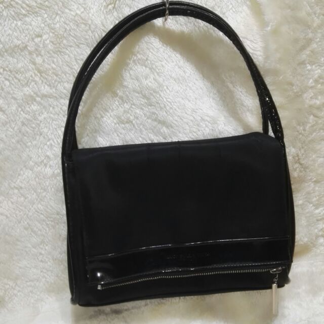 กระเป๋าสะพายไหล่ G2000
แท้มือสอง