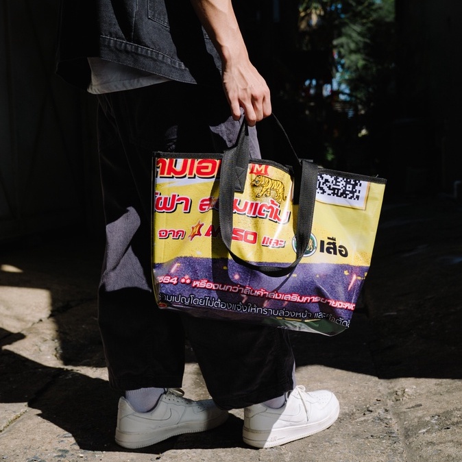 คิดจากถุง - กระเป๋า Shopping Bag จากแบนเนอร์ รุ่น ฮึดสู้อย่างเสือ ลวดลายเอกลักษณ์เฉพาะใบ