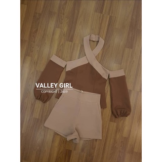 VALLEY GIRL เสื้อ + กางเกงขาสั้น เซตคล้องคอรุ่นใหม่ล่าสุด เสื้อทรงน่าร้ากมาก มาคุ่กับกางเกงขาสั้น เอวสูงปรี้ดดด