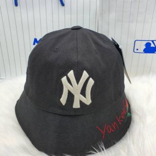 🧢MLB BUCKETหมวกสีดำ ปัก Ny สีแดง ปักดอกไม้