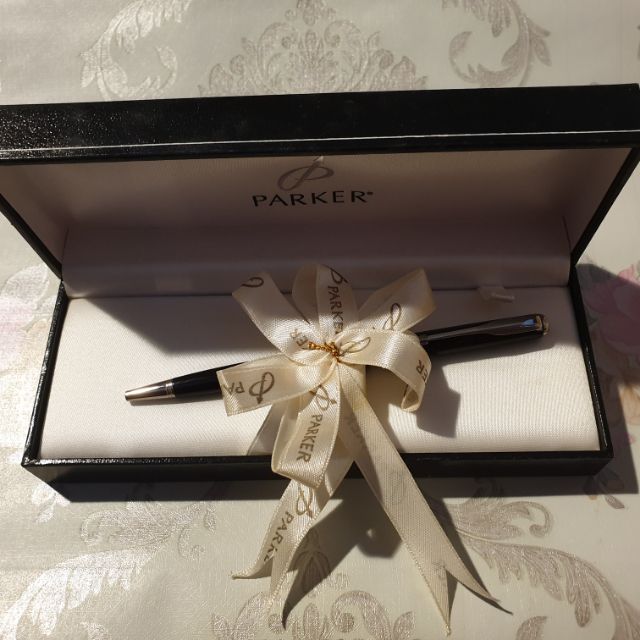 ขายปากกา Parker รุ่นนี้ที่ช็อป ขายประมาณ 3,800บาท