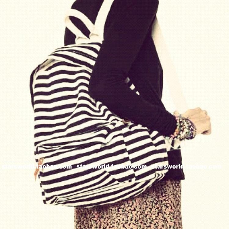 Brandy Melville กระเป๋าเป้สะพายหลังผ้าใบลายทางสีฟ้าขนาดเล็ก