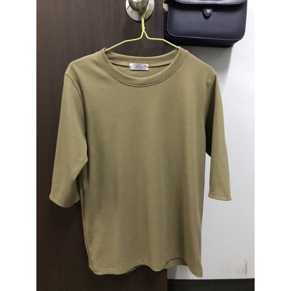 เสื้อของแบรนด์ wara closet สีเขียวขี้ม้า