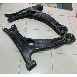 ปีกนกล่าง แท้ ติดรถ ของมือ 2 TOYOTA ALTIS 10 -14 โตโยต้า อัลติส ปี 2010 -2014 เปลี่ยนบูชปีกนกตัวใหญ่ ใหม่ให้แล้ว ขาย คู่