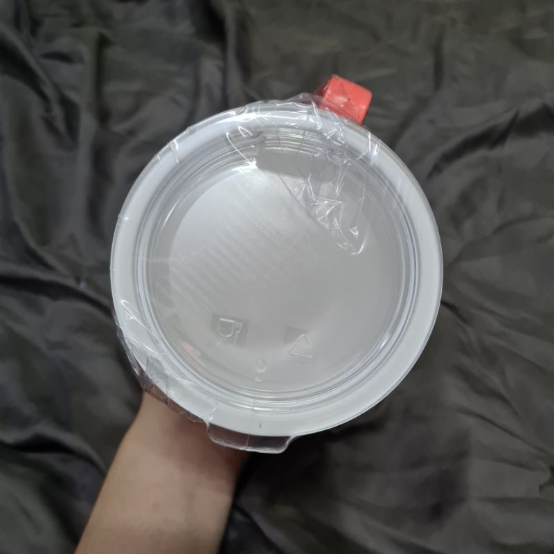 แก้วเก็บความเย็นพลาสติก ปริมาณ 750 ml.(26.4 ออนซ์) แพ็คคู่ได้ 2 ใบ  แก้วน้ำมีหูจับมีฝาปิด กระบอกน้ำเ